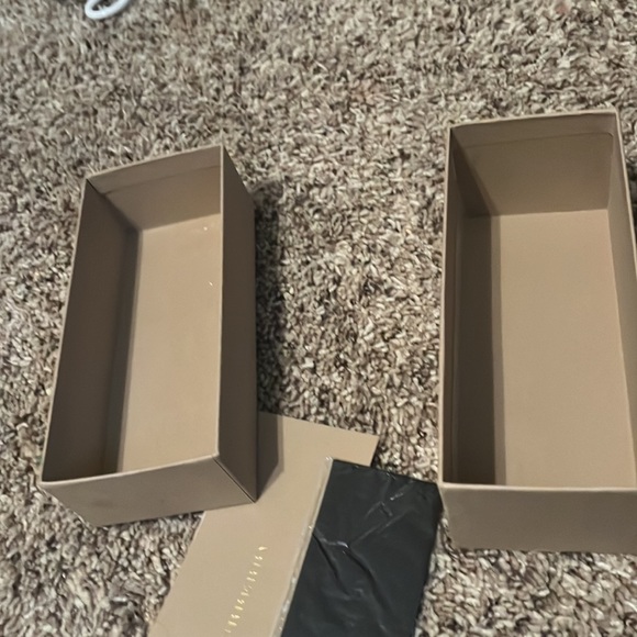 Burberry sunglass box - Picture 7 of 7